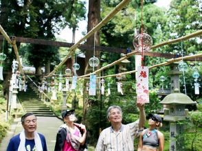 風鈴涼やか癒やしの音色　富山県高岡市の氣多神社に金魚・花柄８４個