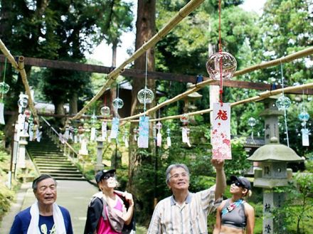 風鈴涼やか癒やしの音色　富山県高岡市の氣多神社に金魚・花柄８４個