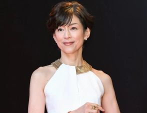 ＜鈴木保奈美＞57歳、ミニボトムから美脚すらり　「すてきな年の重ね方」「大人の魅力満載」と称賛の声