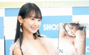 ＜相沢菜々子＞173センチ、9頭身の“日本一のRQ”が可愛すぎる！　初写真集オフショットで抜群のスタイル披露