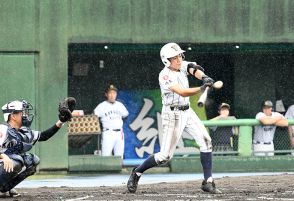 ＜高校野球＞背骨が変形する病気…激痛の主将、手術後もつらく「心折れそう」　しかし仲間に励まされ、リハビリ専念…ついに球場へ戻ってきた　2番・二塁手として復活　守備けん引、打って活躍　最後の夏に奇跡