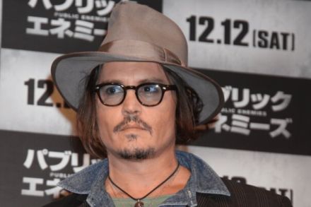 「本人どこ？」ジョニー・デップ、集合写真に写るも“別人級”の激変姿にネット困惑