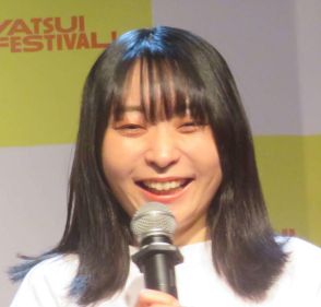 「まじかわいい」アンゴラ村長、タイトワンピース姿に「大人の女性」ビジュアル好評の声続く