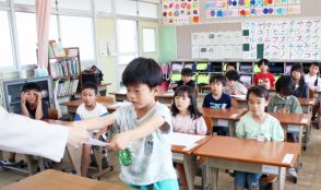 ドキドキ ニコニコ　1年生、初めての通知表　奈良県内公立小中学校で1学期の終業式