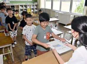 待っていました夏休み　栃木県内14市町で終業式　足利では相田みつをの詩音読