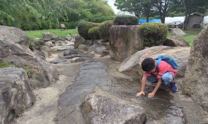 猛暑にひとときの涼を　水と親しむ「川のせせらぎ」オープン、奈良・信貴山のどか村