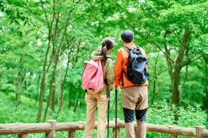 夏に向けて登山を趣味にしようと思います。まだ若いし、スポーツシューズとリュックがあれば十分ですよね？