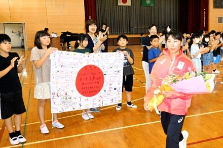 佐々木真菜選手「応援が力になる」　パリパラ陸上女子４００出場　福島市の母校・庭塚小で激励会