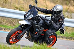 兄弟車とは完全な別物!?　KTM「890 SMT」は旅が楽しめるスーパーモタードだ!?