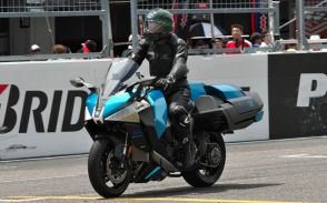 鈴鹿8耐でカワサキの水素エンジンバイクがサーキットを走行