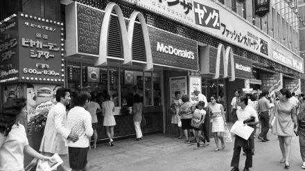 〈1971年の今日:7月20日〉銀座三越にマクドナルド1号店がオープン  写真左のビヤガーデンの営業時間が気になる…半世紀前は深夜まで深酒するような時代ではなかった