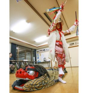 てんぐの子役５年ぶり復活　和歌山県串本町の稲荷神社例祭に向け衣装合わせ