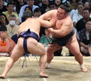 カド番の貴景勝は厳しい５敗目　平戸海に寄り切られる