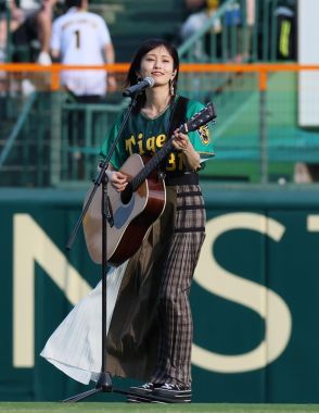 山本彩が甲子園の外野芝生で弾き語り「勝利の女神になりたいです！！」ギターをかき鳴らして「ひといきつきながら」を熱唱