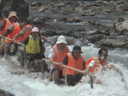 昭和初期まで木材を下流へ…三重と和歌山の県境流れる北山川で「観光イカダ下り」約5.5kmを1時間ほどで