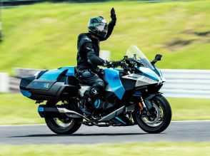 水素エンジンバイクの走行、世界初公開　カワサキモータース、2030年代初頭の実用化目指す