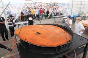 メークイン発祥の地　巨大コロッケ揚げる　北海道・厚沢部