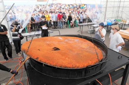 メークイン発祥の地　巨大コロッケ揚げる　北海道・厚沢部