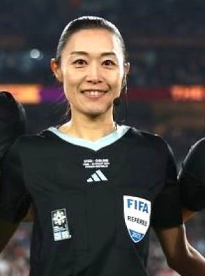 来るパリ五輪でも大注目！サッカー国際審判員の日本人女性に、人生の転機や気になる仕事の裏側をASK