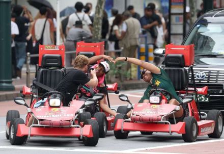 急増の外国人観光客に人気の公道カート　事故や苦情が増加　安全対策強化求める声も