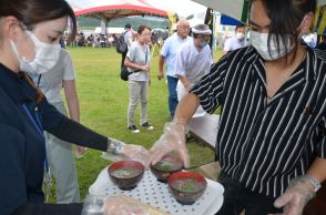 特製いちご煮に舌鼓　階上、イベントにぎわう