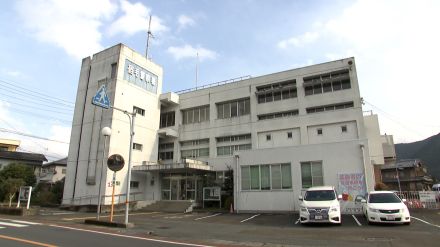 62歳の母親を刃物で刺したか…30歳の息子を“殺人未遂容疑”で逮捕　刺された母親は死亡、現場からは血の付いた“鉄製の棒”も見つかる　殺人事件として捜査