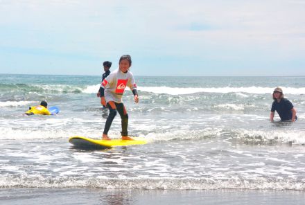 平砂浦海岸で子どもら21人がサーフィン体験　館山（千葉県）