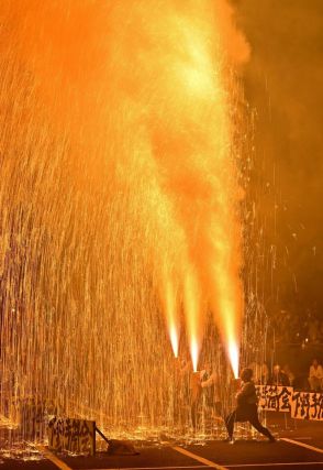 夜空照らす豪快な炎　栃木・益子で「手筒花火」披露　８メートルの火柱、来場者魅了