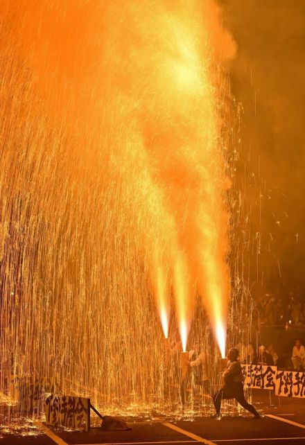 夜空照らす豪快な炎　栃木・益子で「手筒花火」披露　８メートルの火柱、来場者魅了