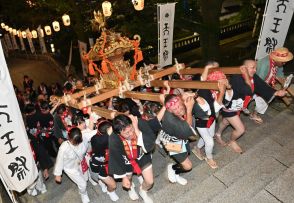 威勢よく石段駆け上がる24基　宇都宮で天王祭　伝統の「親子みこし対面」　21日は練り歩き