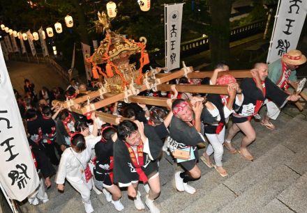 威勢よく石段駆け上がる24基　宇都宮で天王祭　伝統の「親子みこし対面」　21日は練り歩き