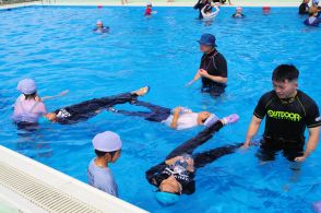 「おぼれた時は声出さないで」水難救助の専門家が訴える理由は　京都・南丹の小学校で授業