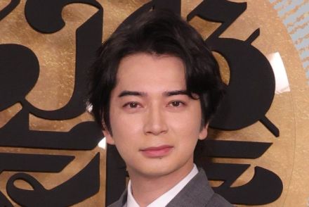 《別れ際に両手でWバイバイ》松本潤、悲願の野田秀樹舞台に出演　初日の夜は深夜2時まで女性3人とクールダウン宴会