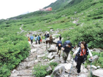 待ち望んだ中ア絶景　駒ケ岳ロープウェイ運行再開　長野県駒ケ根市