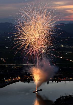 おがせ池伝説花火やミセス「青と夏」ミュージック花火、夜空に大輪　岐阜新聞・岐阜放送シリーズ開幕