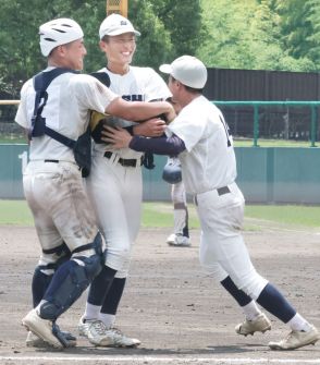 【高校野球】静岡商が御殿場西との乱打戦制す…両軍計３４安打…御西元監督の父を持つ静商・斉藤修生が３打点