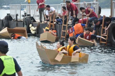 沼津・戸田港で段ボールボートレース　ハプニング連続、港に歓声