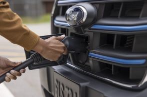 オフピーク時間を活用し充電コスト削減、フォードが商用EV向け「スマート充電バンドル」導入