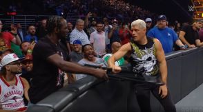 【ＷＷＥ】最強ボクサーＴ・クロフォードが驚きの登場！　王者コーディにパイプイスを手渡し援護