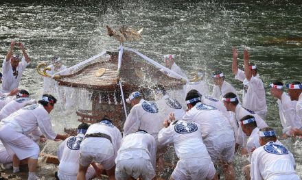 「わっしょい、わっしょい」　迫力の神輿洗いに拍手　秩父川瀬祭大祭