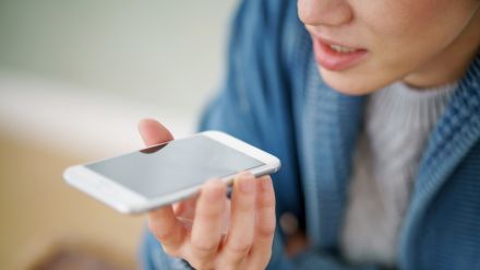 本人の声じゃなかった?スマホから聞こえるのはそっくりな“モノマネの声”…変える理由は“限りある電波”の有効活用だった