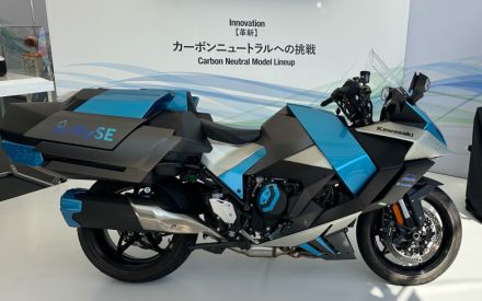 鈴鹿8耐、カワサキブースで水素エンジンバイクとエンジンを展示