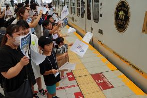 ＪＲ長崎駅で一日駅員体験　児童８人が参加　アナウンスや切符販売に挑戦