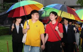 同性夫婦の法的権利初認定に「希望」抱く韓国の性的マイノリティー