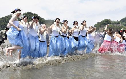 水しぶき上げ、高校生ら歓声　いわき4海水浴場で海開き