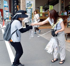 夏の交通事故防止へ　本庄の商業施設でチラシや反射材など配布し呼びかけ