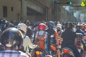 あまりにバイクが多すぎる!! 「バイクの滝」からの「バイクの水たまり」 実際に“囲まれてみた”！