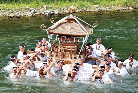 水しぶき上げ豪快に　秩父川瀬祭りで神輿洗い　「ワッショイ、ワッショイ」と力強く川の中を練り歩く