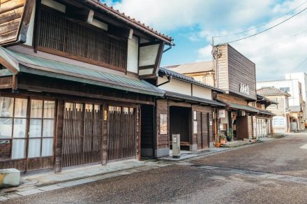 港町に点在する古民家を活用した、新スタイルの美食宿「オーベルジュほまち 三國湊」