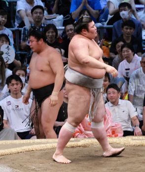 熱海富士が相手得意の左四つで若元春を寄り切る